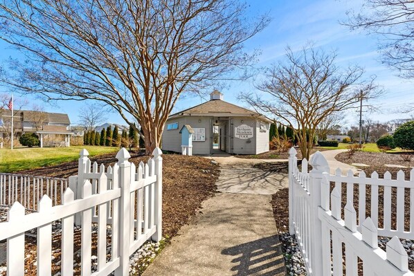 Property grounds - AFFORDABLE & ADORABLE TOWNHOME IN POOL/TENNIS CMMTY, BETHANY MEADOWS, DE (Frankford)