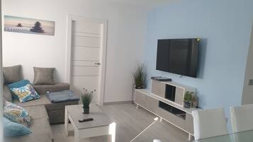 Een smart-tv en boeken