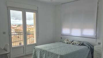 4 slaapkamers, een strijkplank/strijkijzer, gratis wifi, beddengoed