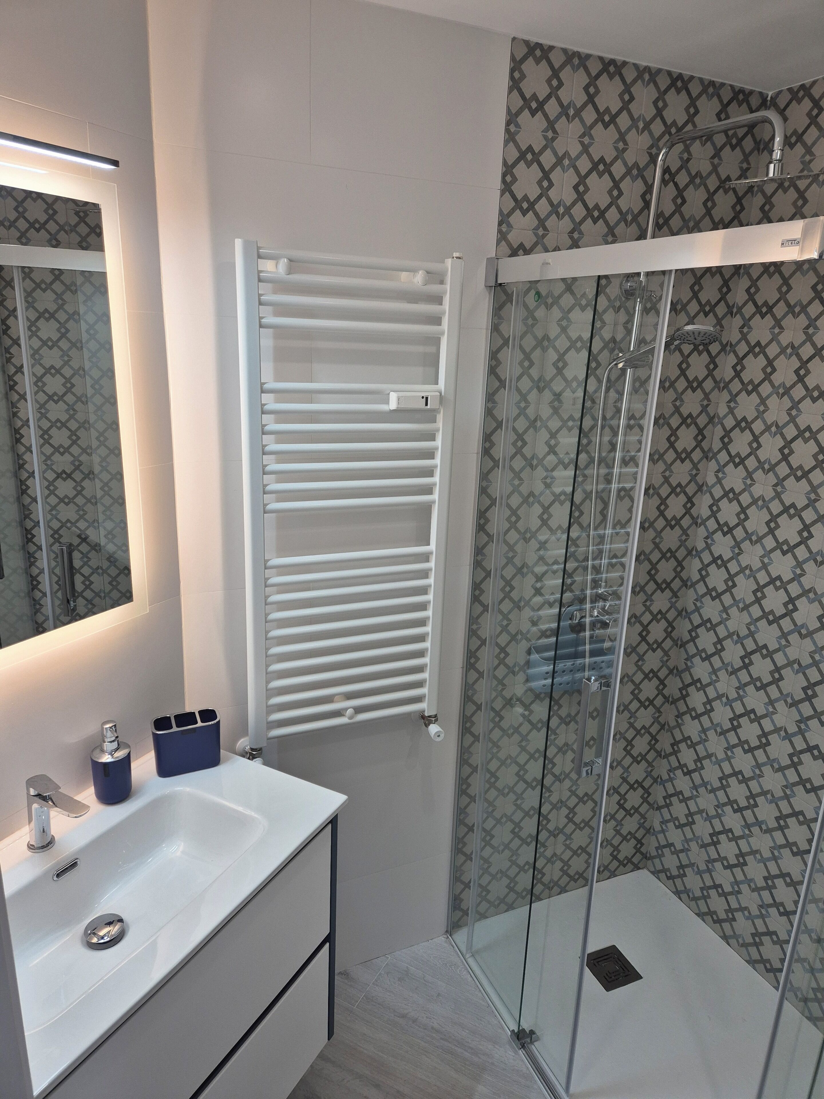 Een douche, een haardroger, handdoeken, zeep
