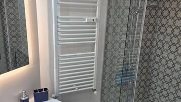 Een douche, een haardroger, handdoeken, zeep