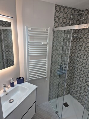 Een douche, een haardroger, handdoeken, zeep