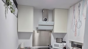 Coffee/tea maker, fridge, microwave, oven