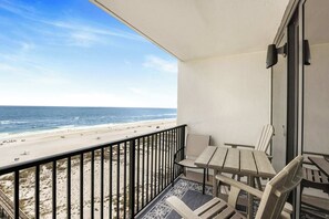 Un balcón con vista a la playa y al océano.