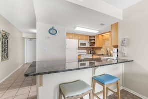 Wasserkocher mit Kaffee-/Teezubehör, Kühlschrank, Mikrowelle, Ofen