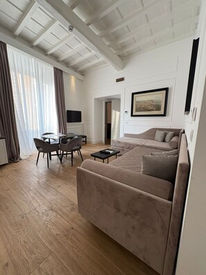 패밀리 스위트 (Master) | 거실 공간 | 디지털 채널 시청이 가능한 40인치 LED TV