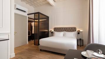 Une chambre d’hôtel avec un grand lit, une table de chevet avec une lampe et une vue sur l’extérieur.