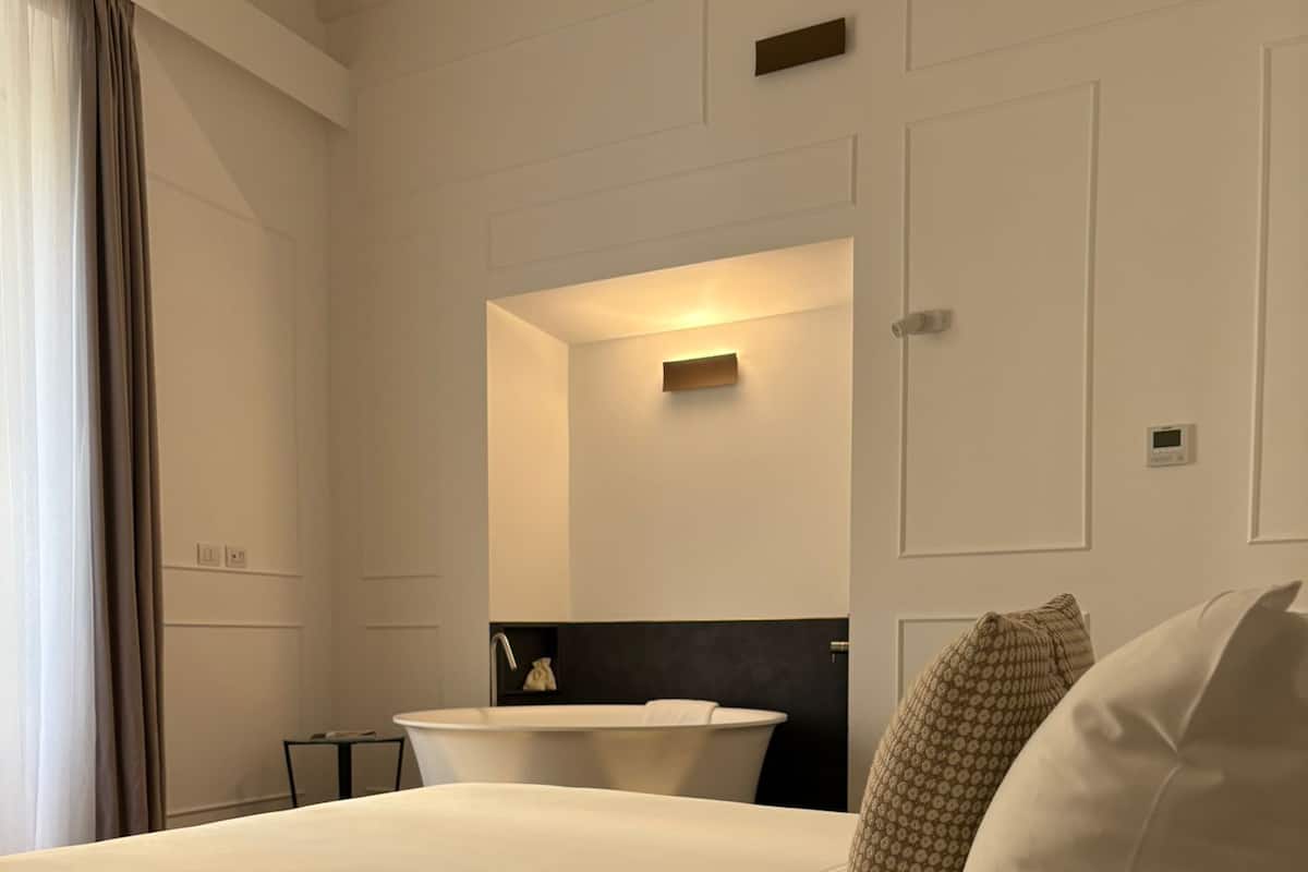 1 bedroom, Egyptian cotton sheets, premium bedding, down duvets