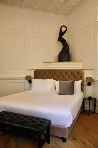 Palazzo Goldoni Condotti Collection