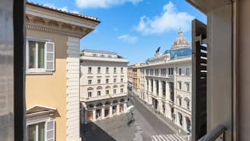 Une vue de rue avec des bâtiments, un ciel dégagé et une structure en forme de dôme en arrière-plan.