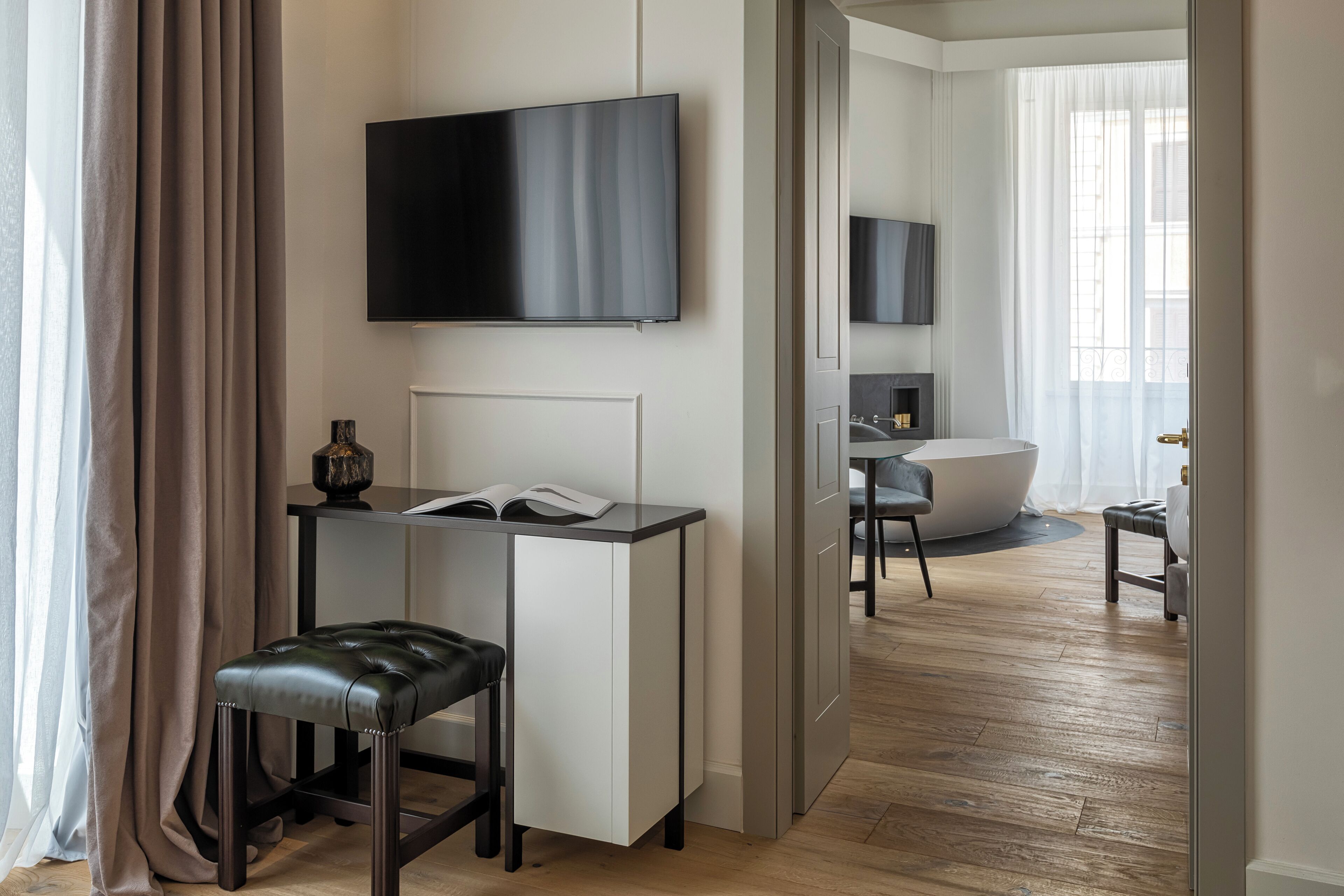 Premium suite | Lakens van Egyptisch katoen, luxe beddengoed, donsdekens, een minibar