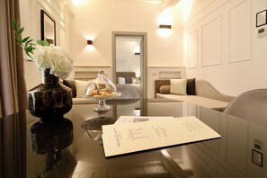 家庭套房 (Master) | 埃及棉床單、高級寢具、羽絨被、迷你吧