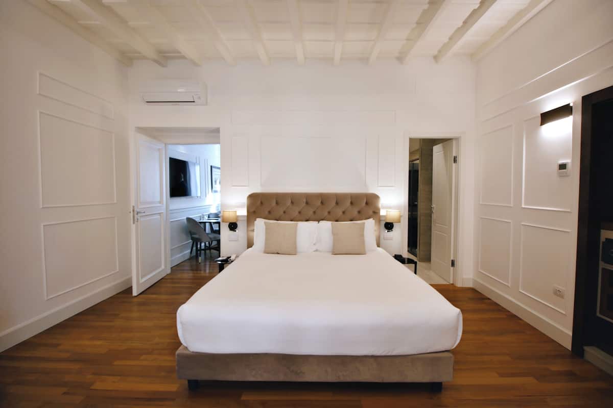 Suite (Prestige) | Egyptian cotton sheets, premium bedding, down comforters, minibar