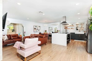 TV, fireplace, offices - Boca Family Fun & Charm - Villa Near Downtown & Beach (Boca Raton)