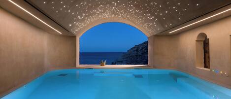 Una piscina cubierta