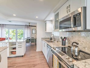 Refrigerador, microondas, horno, placa de cocina