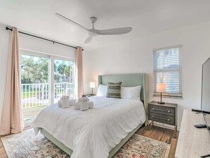 6 soverom, skrivebord, strykejern/-brett og reiseseng for barn