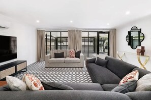 Unclassified image, 3 of 33, button - Budds Villa 1 By Khove (Surfers Paradise)