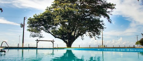 15 Innenpools, Sonnenschirme, Liegestühle
