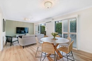 Unclassified image, 3 of 20, button - Budds Villa 2 By Khove (Surfers Paradise)