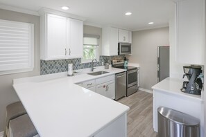 Condo, 2 chambres | Cuisine privée | Un four, cafetière-théière
