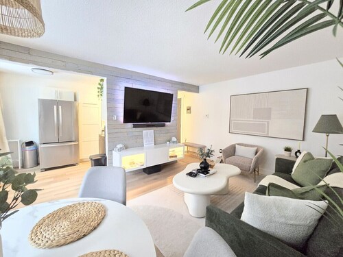 2 Bedroom Suite Downtown w/ Parking