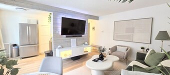 2 Bedroom Suite Downtown w/ Parking