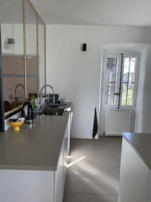 Micro-ondes, four, plaque de cuisson, lave-vaisselle
