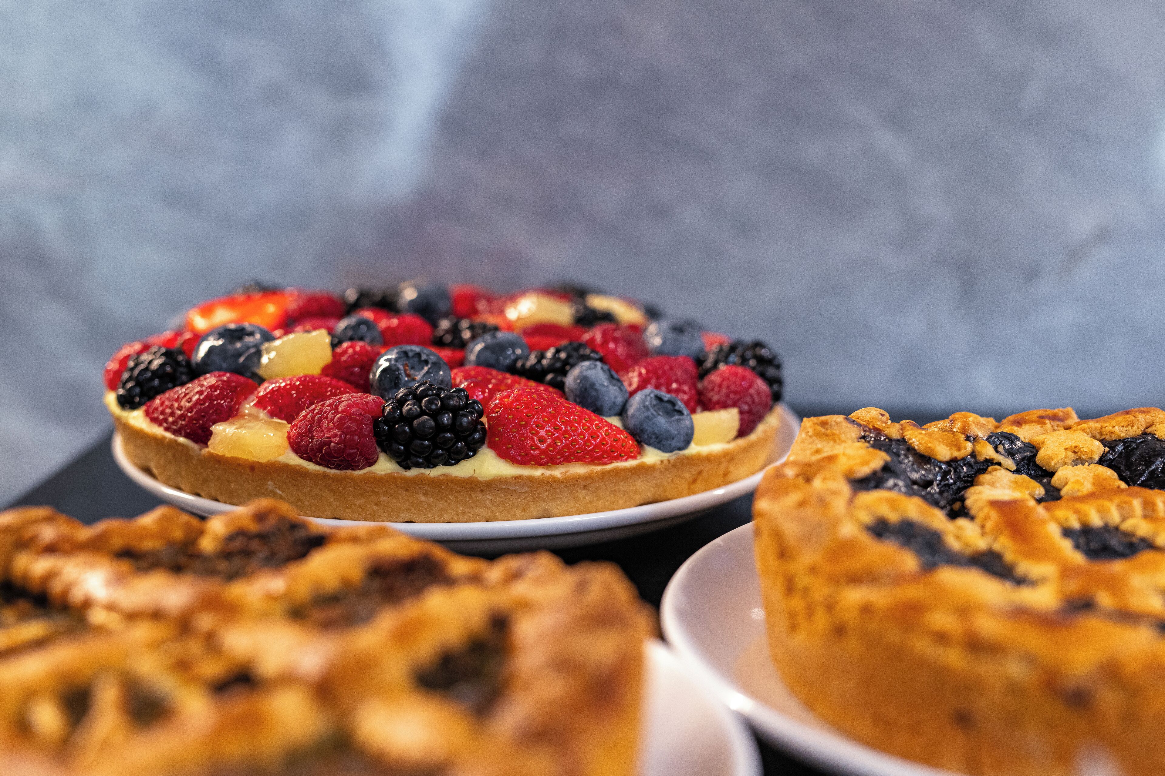 Ein Desserttisch mit verschiedenen Obstkuchen.