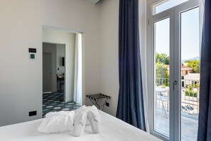 Suite, uitzicht op tuin | Lakens van Egyptisch katoen, luxe beddengoed, donsdekens, een minibar