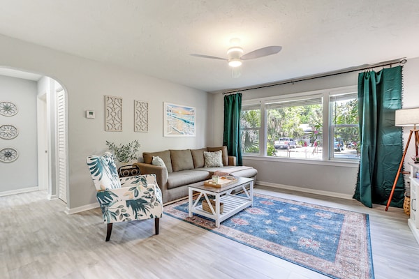 Idyllic Sarasota Home W/ Yard: 2 Mi To Beach! - Sarasota, FL