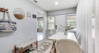Idyllic Sarasota Home w/ Yard: 2 Mi to Beach!
