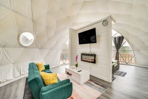 Apartment (0 Bedroom) | Interior - 'star View Dome' Broken Bow Gem: Hot Tub & Deck! (Broken Bow)