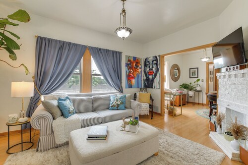 Pet Friendly: 8 Mi to Chicago - Fenced Backyard!