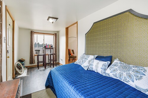 Pet Friendly: 8 Mi to Chicago - Fenced Backyard!