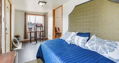 Pet Friendly: 8 Mi to Chicago - Fenced Backyard!