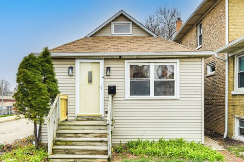 8 Mi to Chicago: Oak Park Home w/ Fenced Backyard!