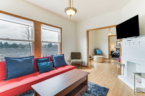 Pet Friendly: 8 Mi to Chicago - Fenced Backyard!