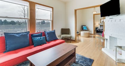 Pet Friendly: 8 Mi to Chicago - Fenced Backyard!