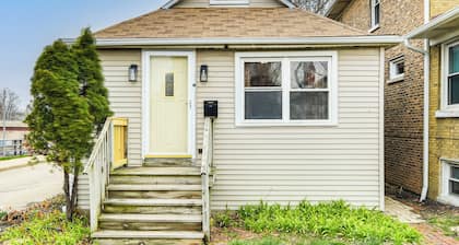 8 Mi to Chicago: Oak Park Home w/ Fenced Backyard!