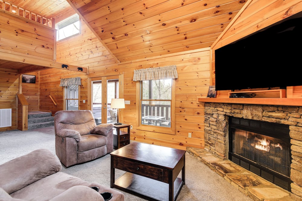 Cozy Sevierville Cabin w/ Hot Tub, Mountain Views! - Oldham, TN