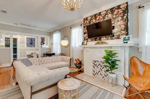 Lovely Mobile Home w/ Smart TV: 2 Mi to Downtown!