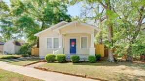 A single-story house with a front porch, a small front yard, and a wooden fence. - Lovely Mobile Home w/ Smart TV: 2 Mi to Downtown! (Mobile)