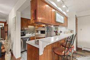 Mikrowelle, Herdplatte, Geschirrspüler