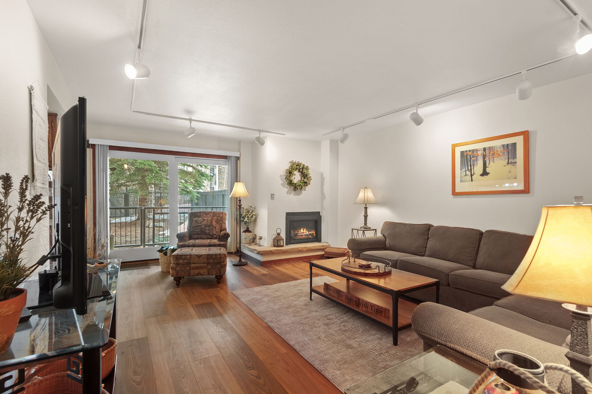 Televisión y chimenea 