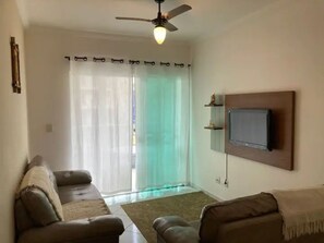 TV, table football - Apartamento - Piscina - 8 Pessoas - ar Cond- 2 Dorm - Varanda Gourmet (Praia Grande Ubatuba)
