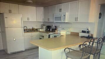 Een koelkast, een microgolfoven, een oven, een kookplaat