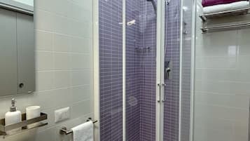 Haartrockner, Bidet, Handtücher, Seife