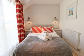 2 bedrooms, iron/ironing board, free WiFi, bed sheets - Modern two bedroom, dog friendly, beach house (Padstow)