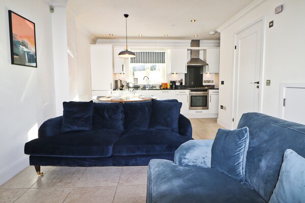 Smart TV - Modern two bedroom, dog friendly, beach house (Padstow)